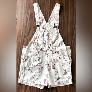 GUESS short overalls NWOT print on ivory denim twill. Coral & lavenderSz M 7-9